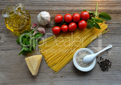 Pasta Tomaten Parmesan auf Holzhintergrund