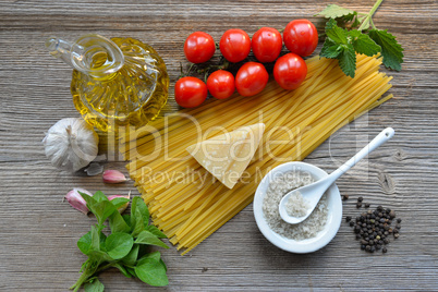Pasta Tomaten Parmesan auf Holzhintergrund