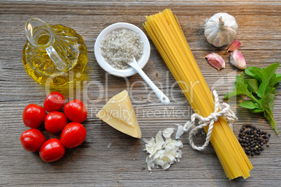 Pasta Tomaten Parmesan auf Holzhintergrund