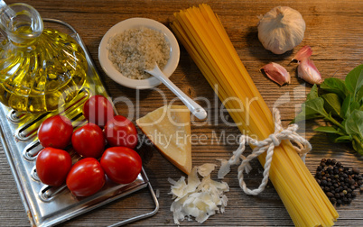 Pasta Tomaten Parmesan auf Holzhintergrund