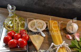 Pasta Tomaten Parmesan auf Holzhintergrund