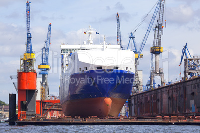 Schiff in einem Docker einer Werft in Hamburg,Deutschland