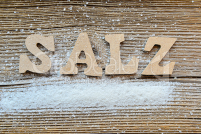 Salz auf Holzbrett