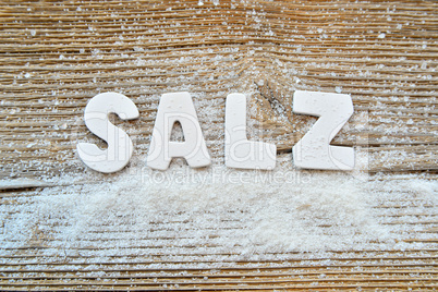 Salz auf Holzbrett
