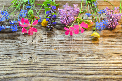 blumen auf einem  Holzbrett