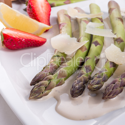 Blanchiertes asparagus with truffle sauce