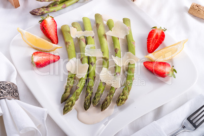 Blanchiertes asparagus with truffle sauce