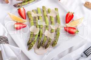 Blanchiertes asparagus with truffle sauce