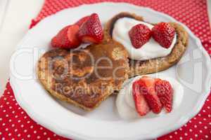 Pfannkuchen in Herzform mit Erdbeeren