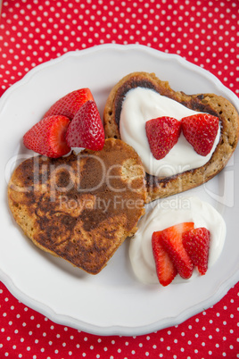Pfannkuchen in Herzform mit Erdbeeren