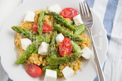 Salat mit roten Linsen und grünem Spargel