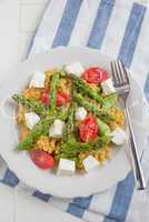 Salat mit roten Linsen und grünem Spargel