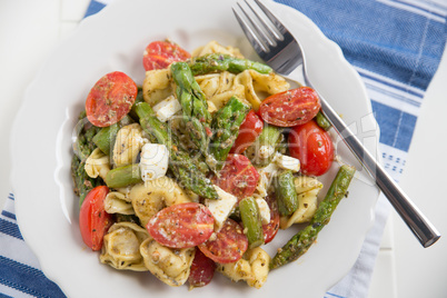 Tortellini mit Spargel und Tomaten