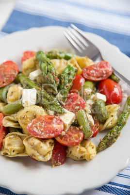 Tortellini mit Spargel und Tomaten