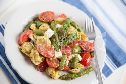 Tortellini mit Spargel und Tomaten