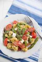 Tortellini mit Spargel und Tomaten