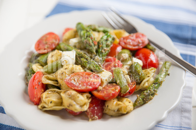 Tortellini mit Spargel und Tomaten