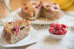 Bananenkuchen mit Himbeeren