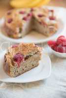 Bananenkuchen mit Himbeeren