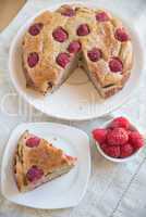 Bananenkuchen mit Himbeeren