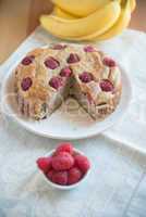 Bananenkuchen mit Himbeeren