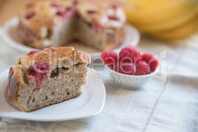 Bananenkuchen mit Himbeeren