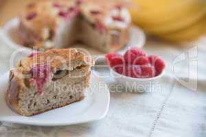 Bananenkuchen mit Himbeeren