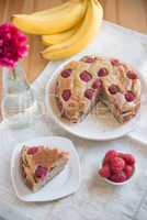 Bananenkuchen mit Himbeeren