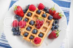 Belgische Waffeln mit frischen Beeren