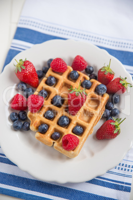 Belgische Waffeln mit frischen Beeren