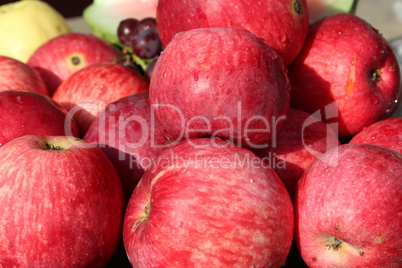 ripe red apples