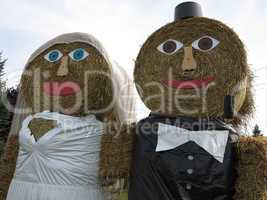 Brautpaar aus Strohrollen