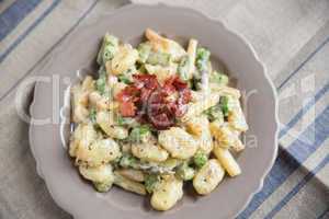 Gnocchi im creminger Käsesauce mit weissem Saprgel