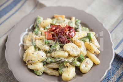 Gnocchi im creminger Käsesauce mit weissem Saprgel