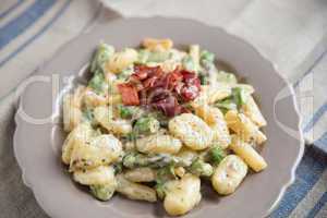 Gnocchi im creminger Käsesauce mit weissem Saprgel