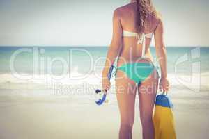 Back turned blonde holding scuba diving gear