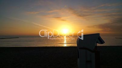 Silhouette vom Strandkorb beim Sonnenaufgang