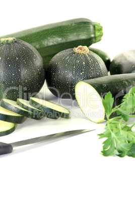 gemischte Zucchini mit Petersilie und Messer