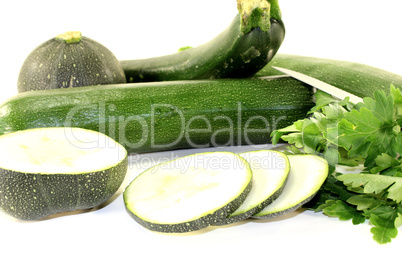 gemischte Zucchini mit Petersilie