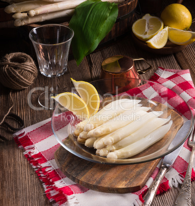 white asparagus served with a fine hollandaise sauce and Poache