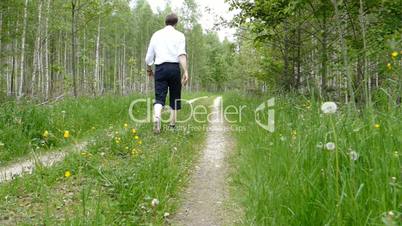 Mann läuft auf einem Waldweg