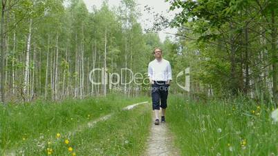 Mann läuft auf Waldweg