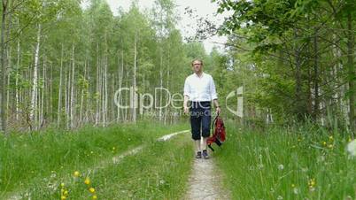 Mann wandert im Wald mit Rucksack