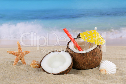 Kokosnuss Frucht Cocktail Drink im Sommer am Meer und Strand