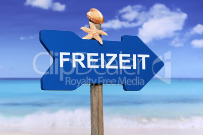 Freizeit am Strand und Meer in den Ferien im Sommer