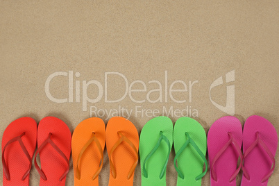 Flip Flops Sandalen am Strand im Sand und Urlaub mit Textfreirau