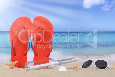 Strand Szene mit Flip Flops, Sonnenbrille und Flaschenpost im So