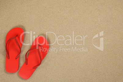 Flip Flops Sandalen im Sand und Urlaub mit Textfreiraum