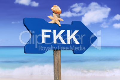 FKK Strand am Meer in den Ferien im Sommer