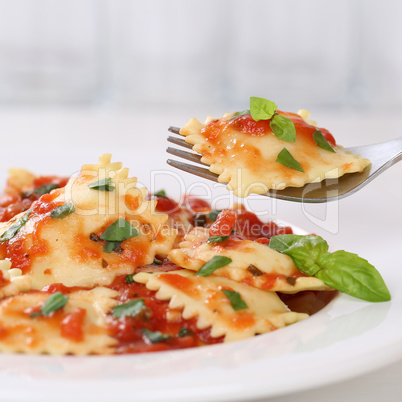 Italienische Küche Ravioli essen mit Tomaten Sauce Gericht